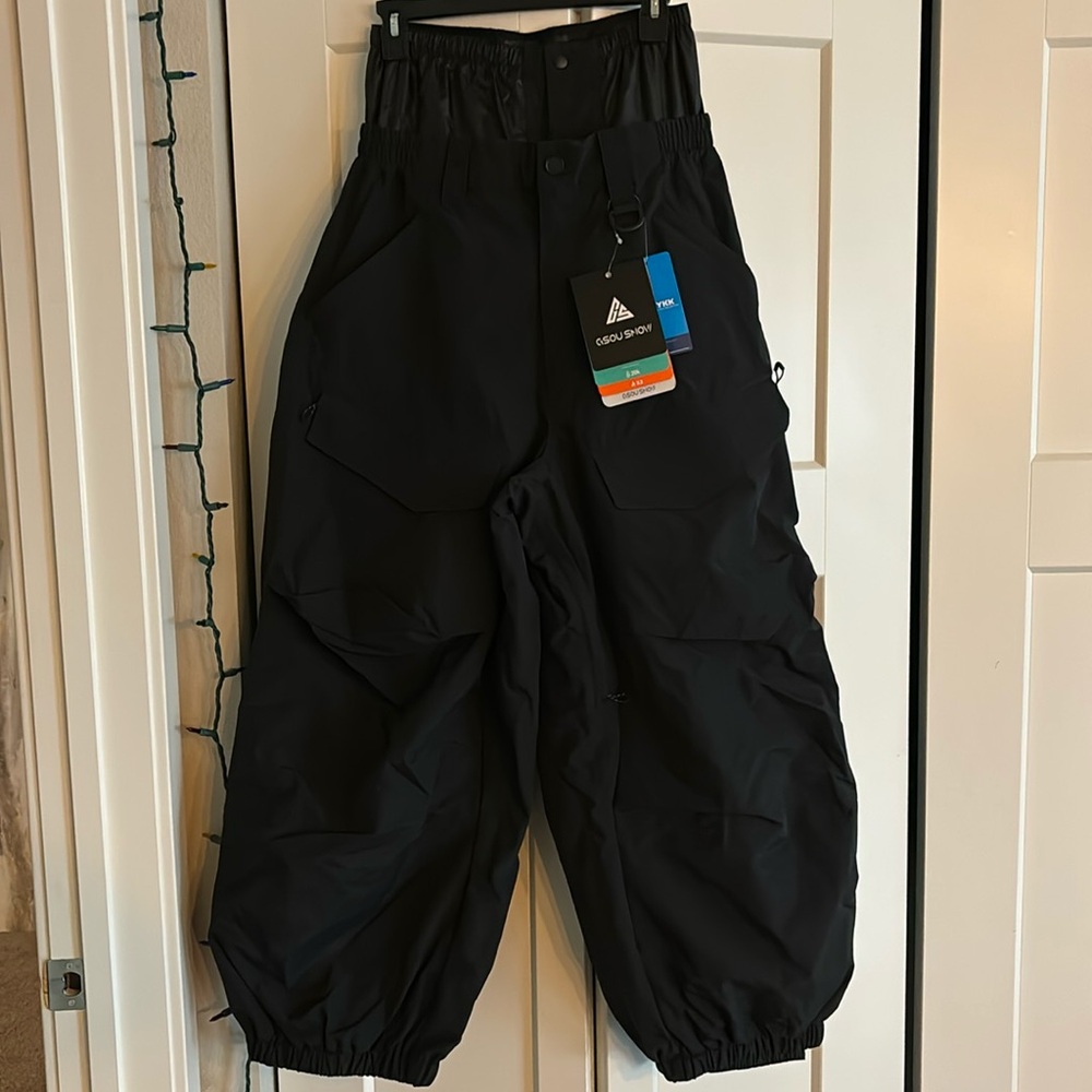 Woman’s baggy snowboard pants